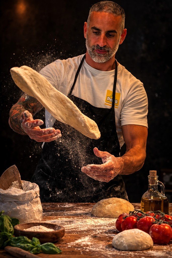 Domenico Lotito pizzaiolo al lavoro - Storia C'è Pizza per Te Cava Manara
